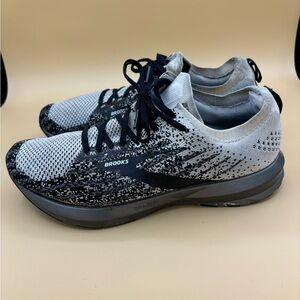 Brooks Men’s Levitate 3 running shoes size 10